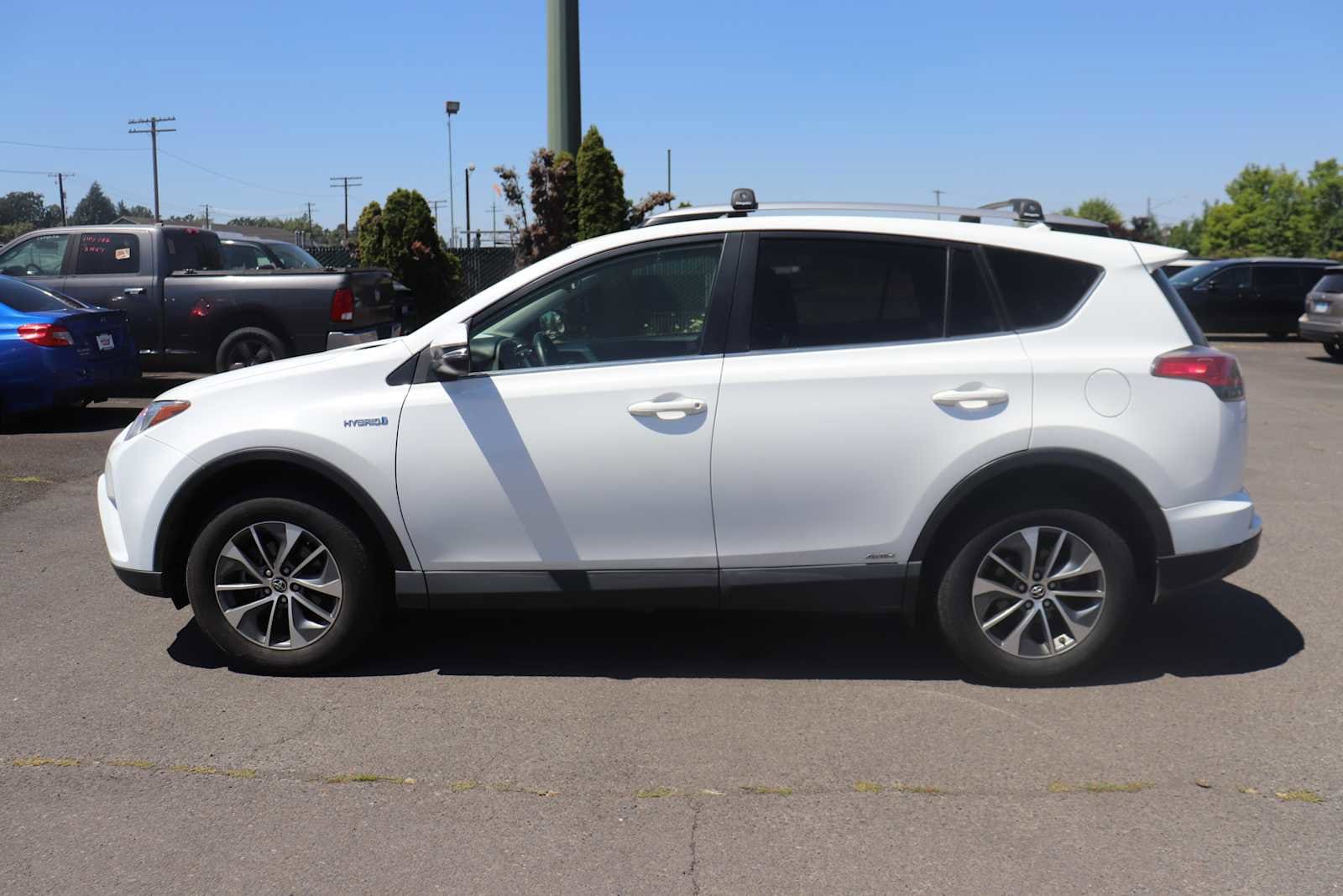 Thumbnail: 2018 Toyota RAV4 - 8