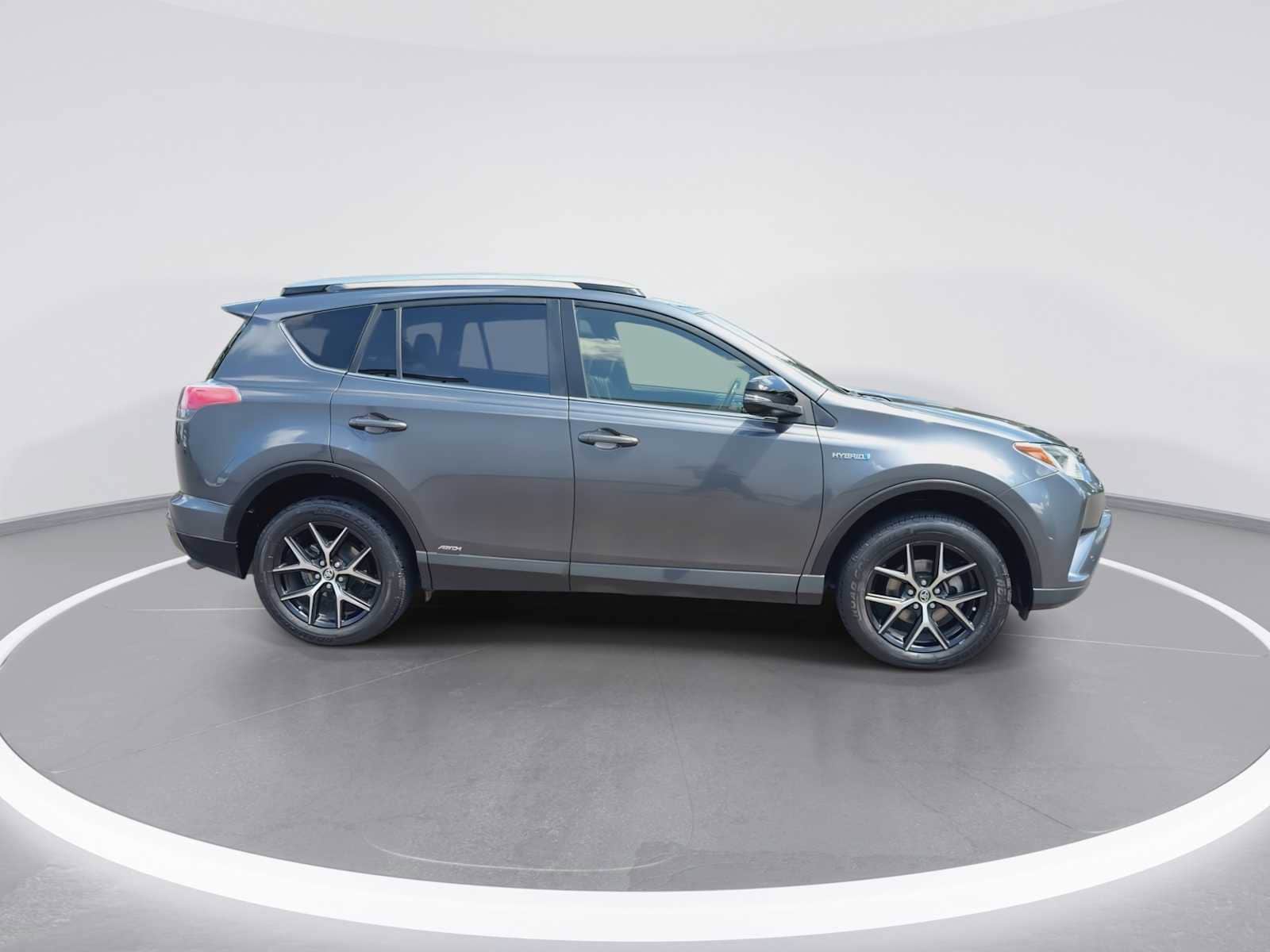 Thumbnail: 2017 Toyota RAV4 - 8