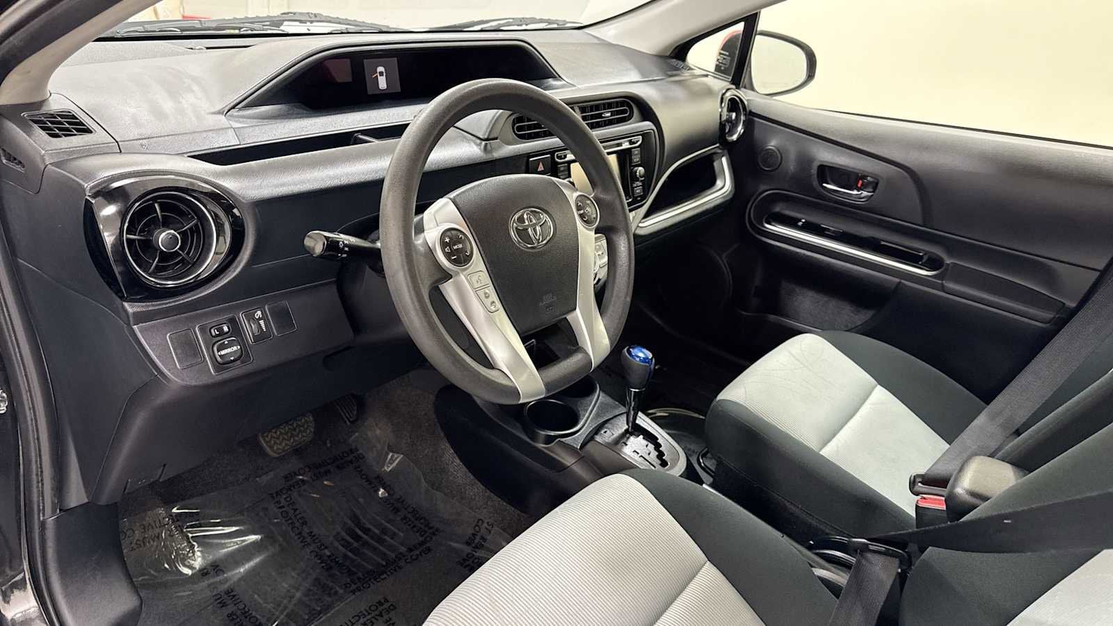 Thumbnail: 2016 Toyota Prius c - 12