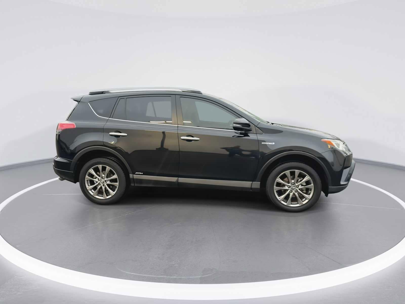 Thumbnail: 2017 Toyota RAV4 - 9