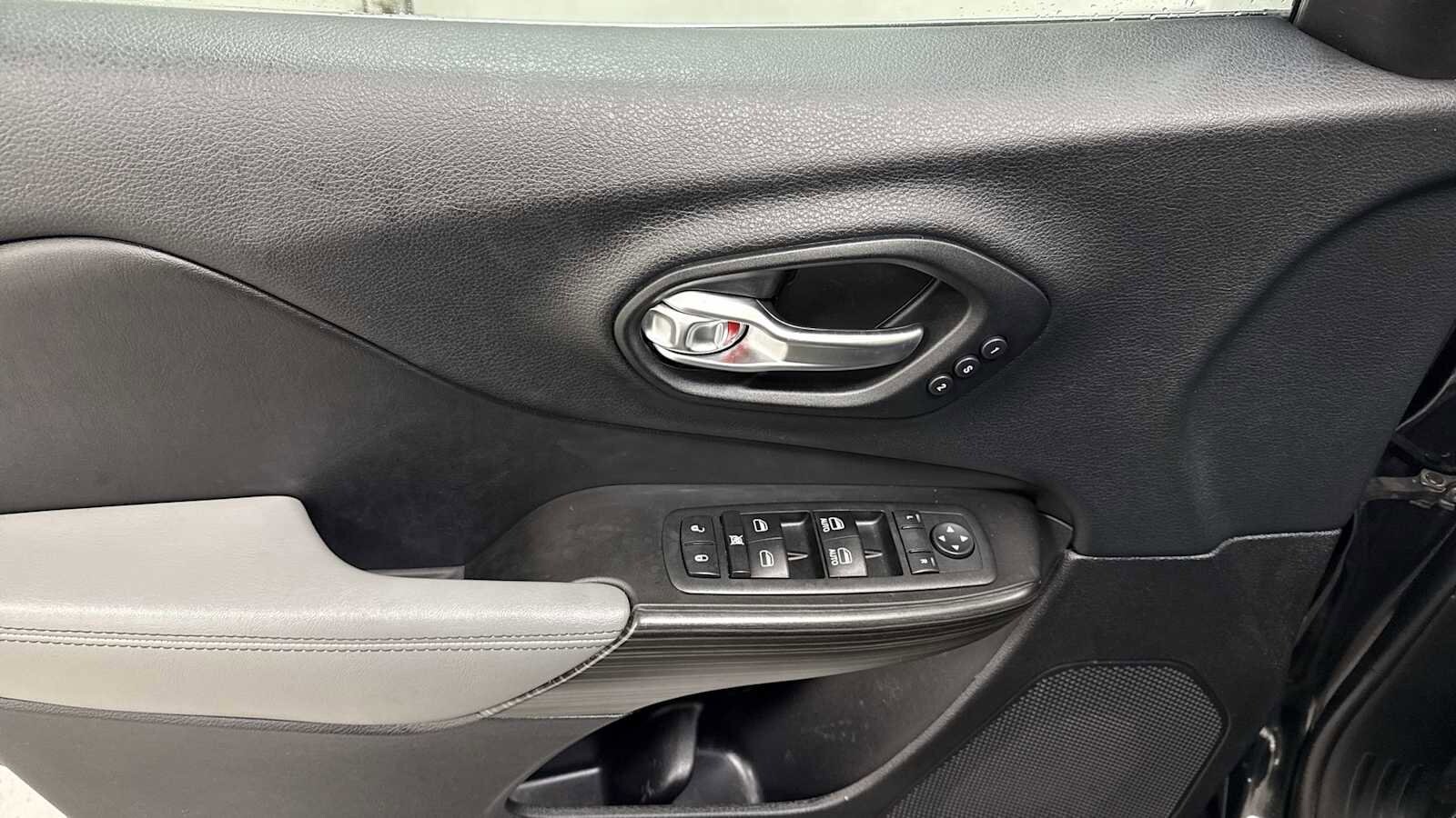 Thumbnail: 2014 Jeep Cherokee - 15