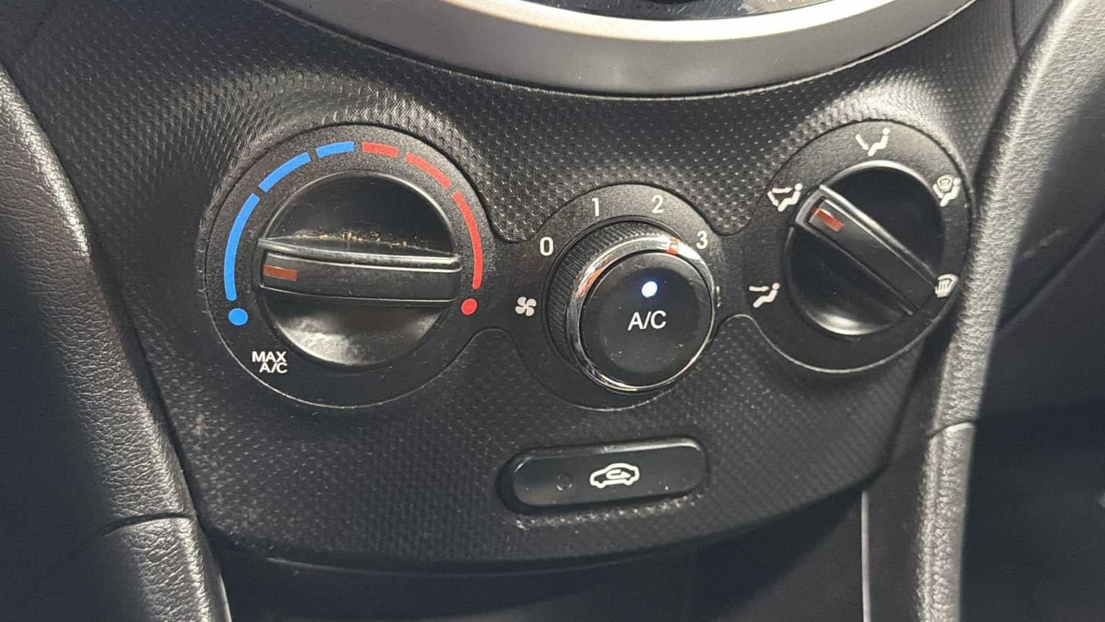 Thumbnail: 2012 Hyundai Accent - 19