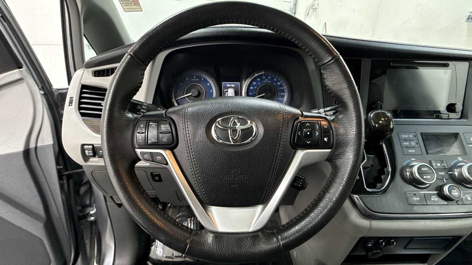 Thumbnail: 2017 Toyota Sienna - 16