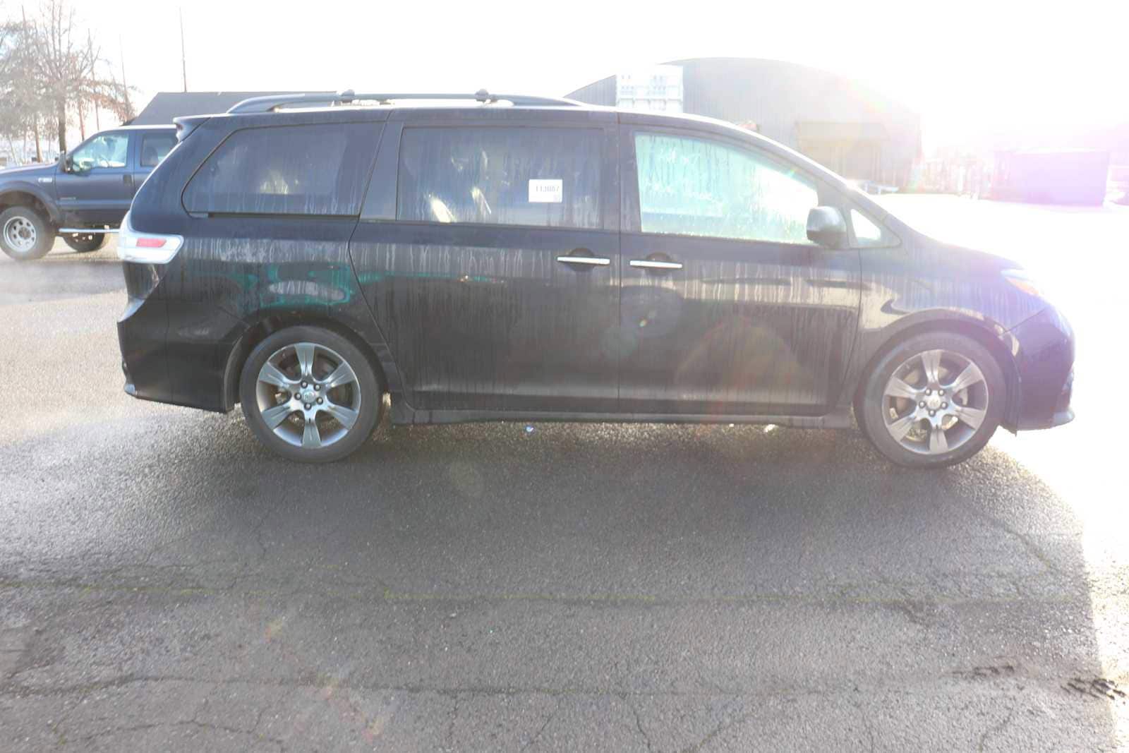 Thumbnail: 2016 Toyota Sienna - 4