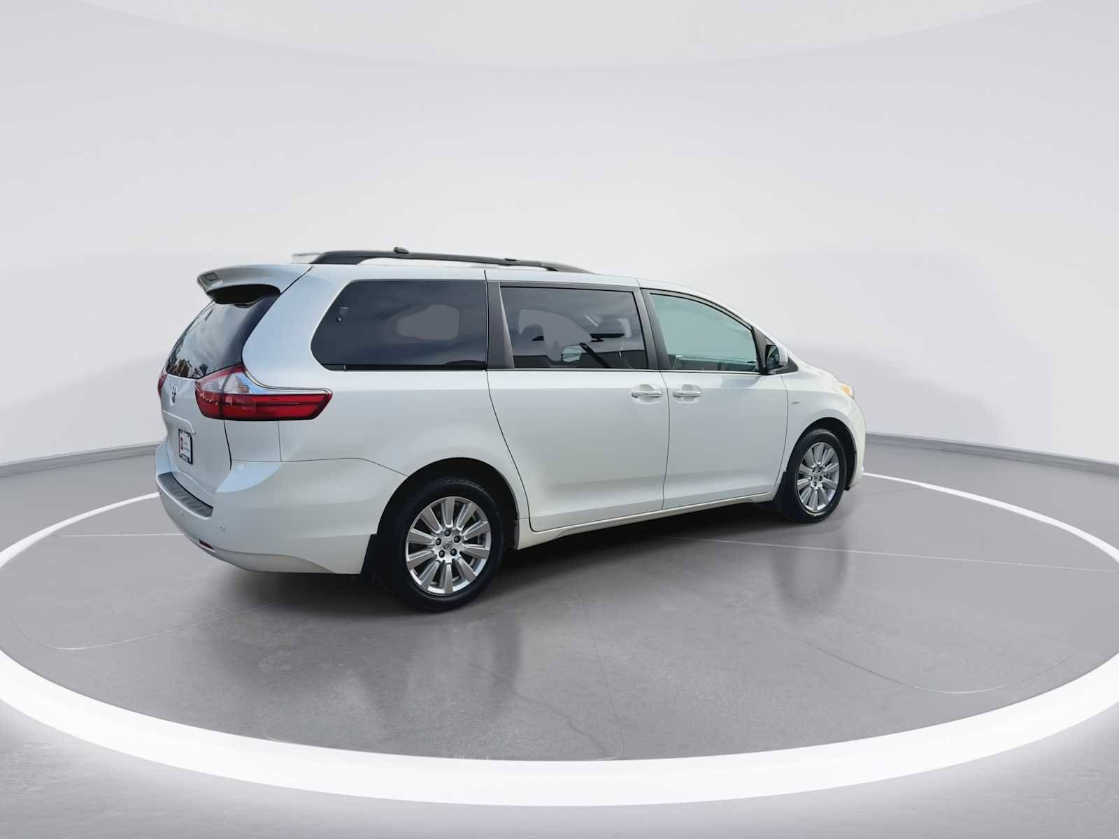 Thumbnail: 2017 Toyota Sienna - 8