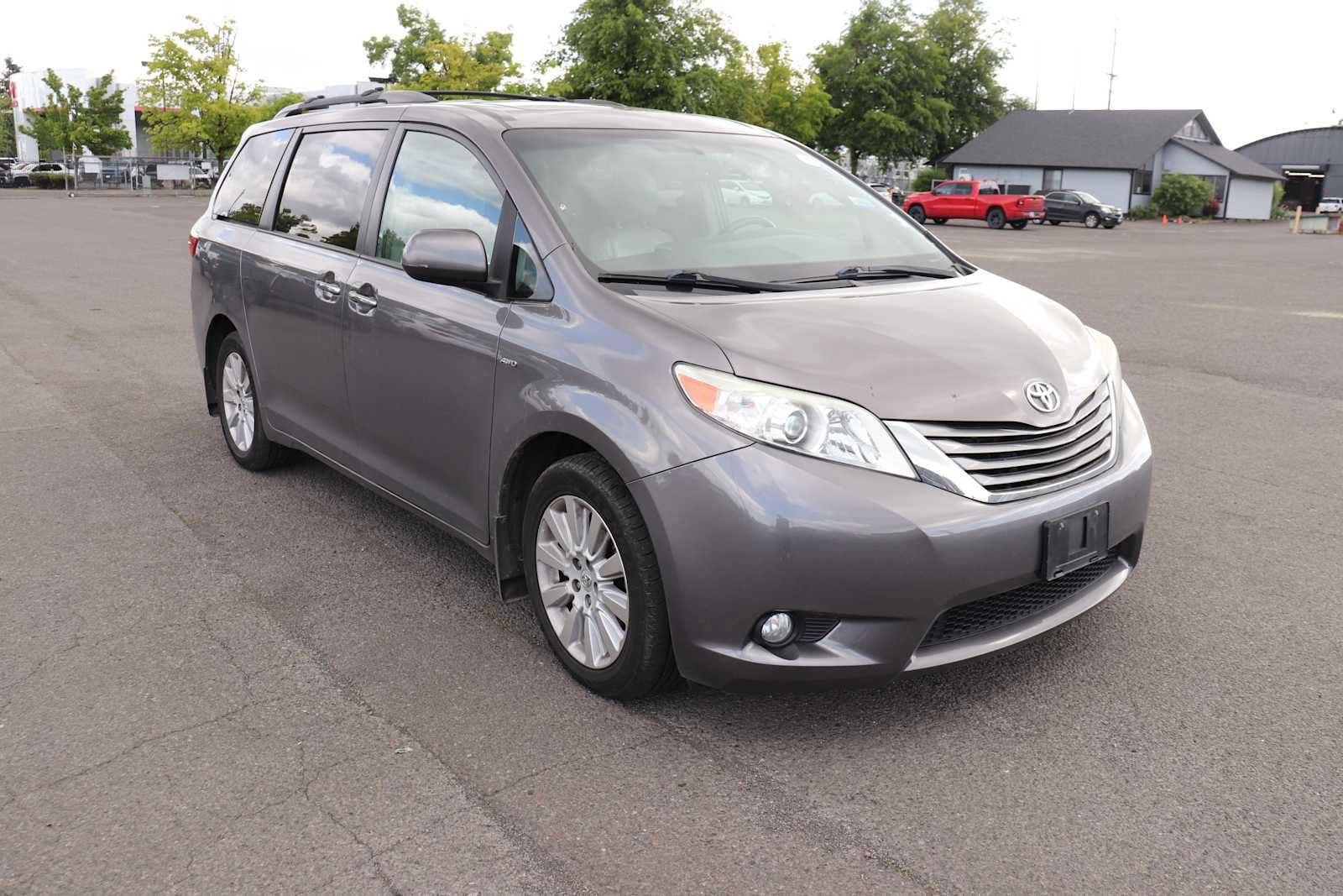 Thumbnail: 2016 Toyota Sienna - 3