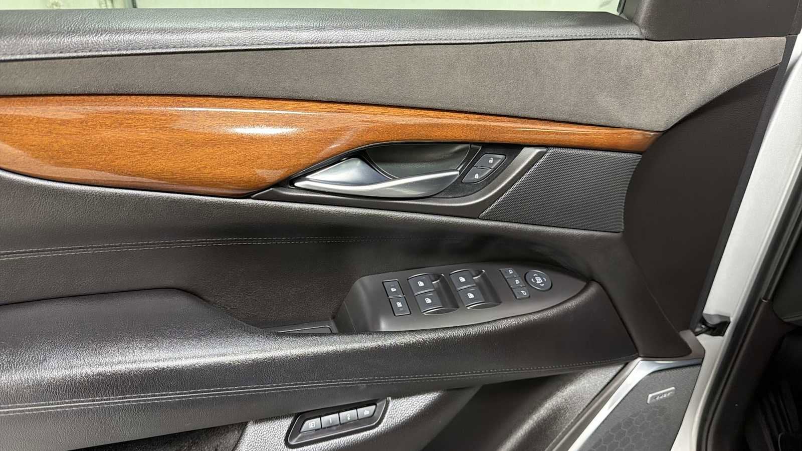 Thumbnail: 2016 Cadillac Escalade - 15