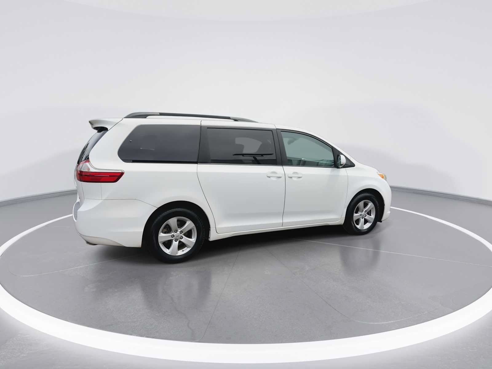 Thumbnail: 2015 Toyota Sienna - 7