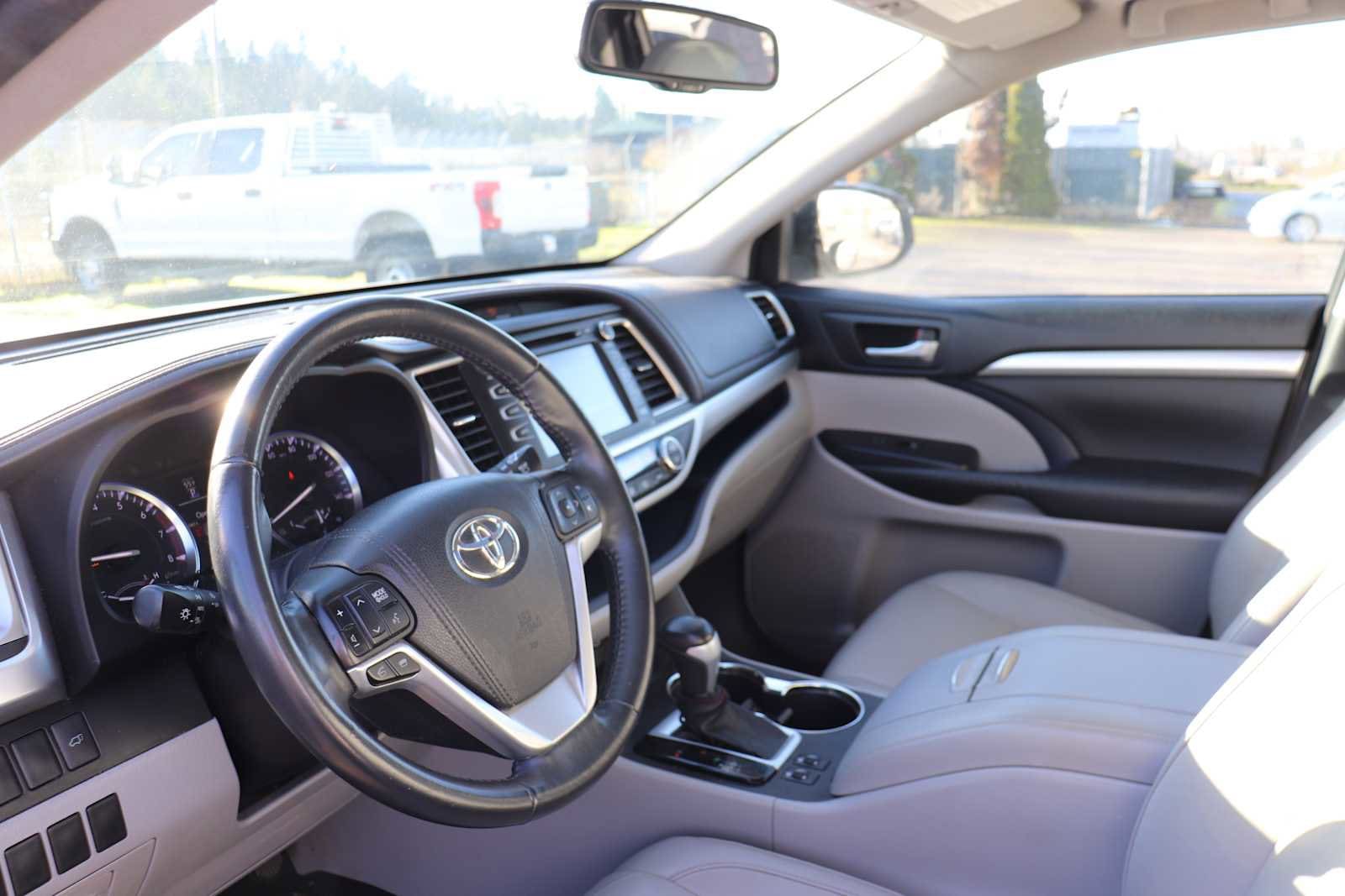 Thumbnail: 2015 Toyota Highlander - 10