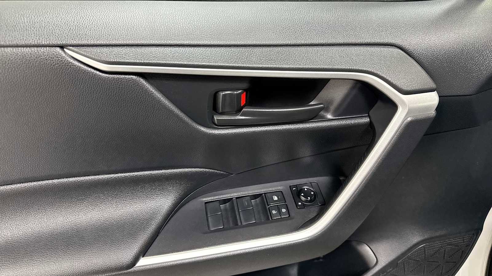 Thumbnail: 2021 Toyota RAV4 - 15