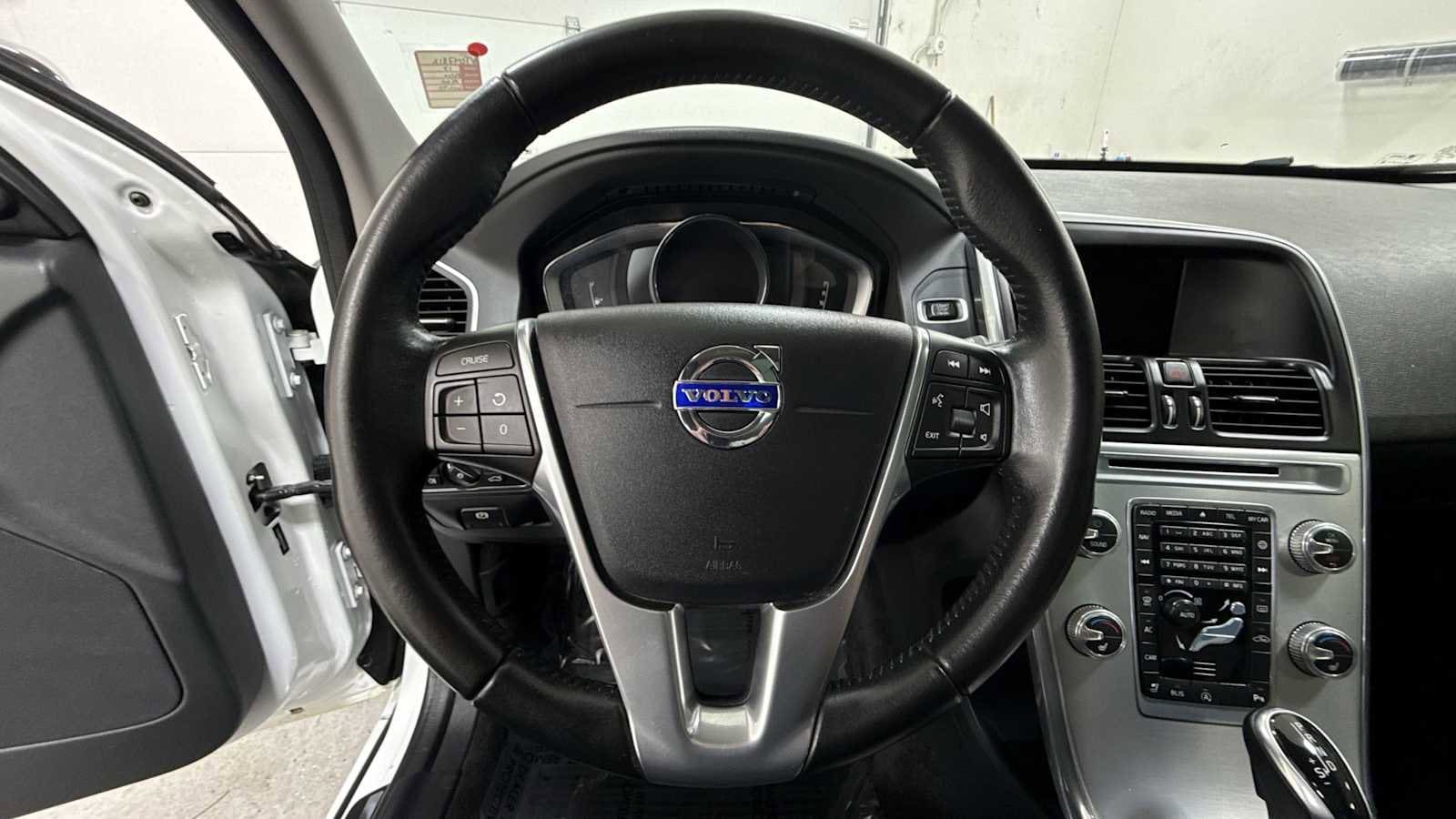 Thumbnail: 2017 Volvo XC60 - 16