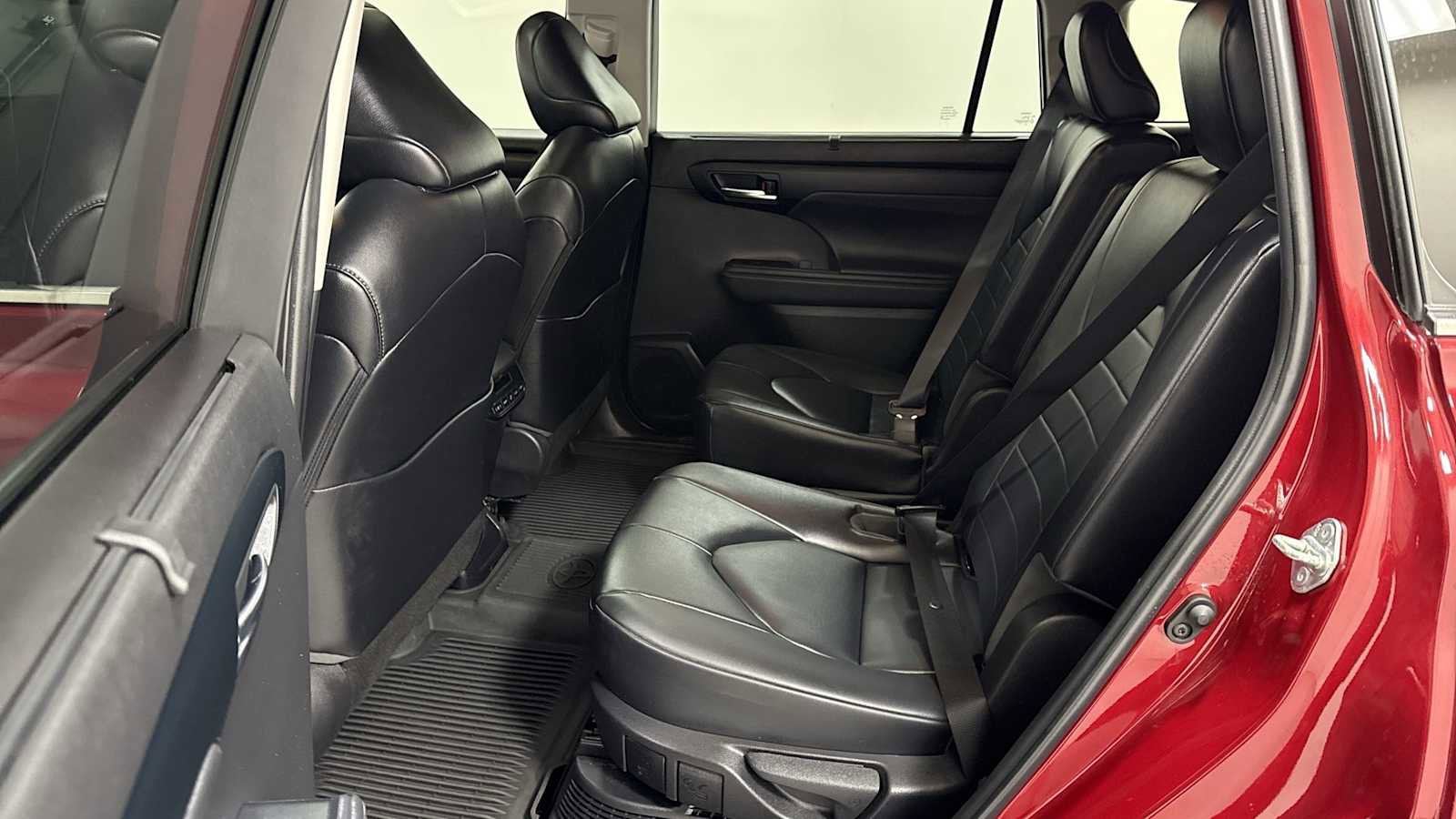 Thumbnail: 2023 Toyota Highlander - 25