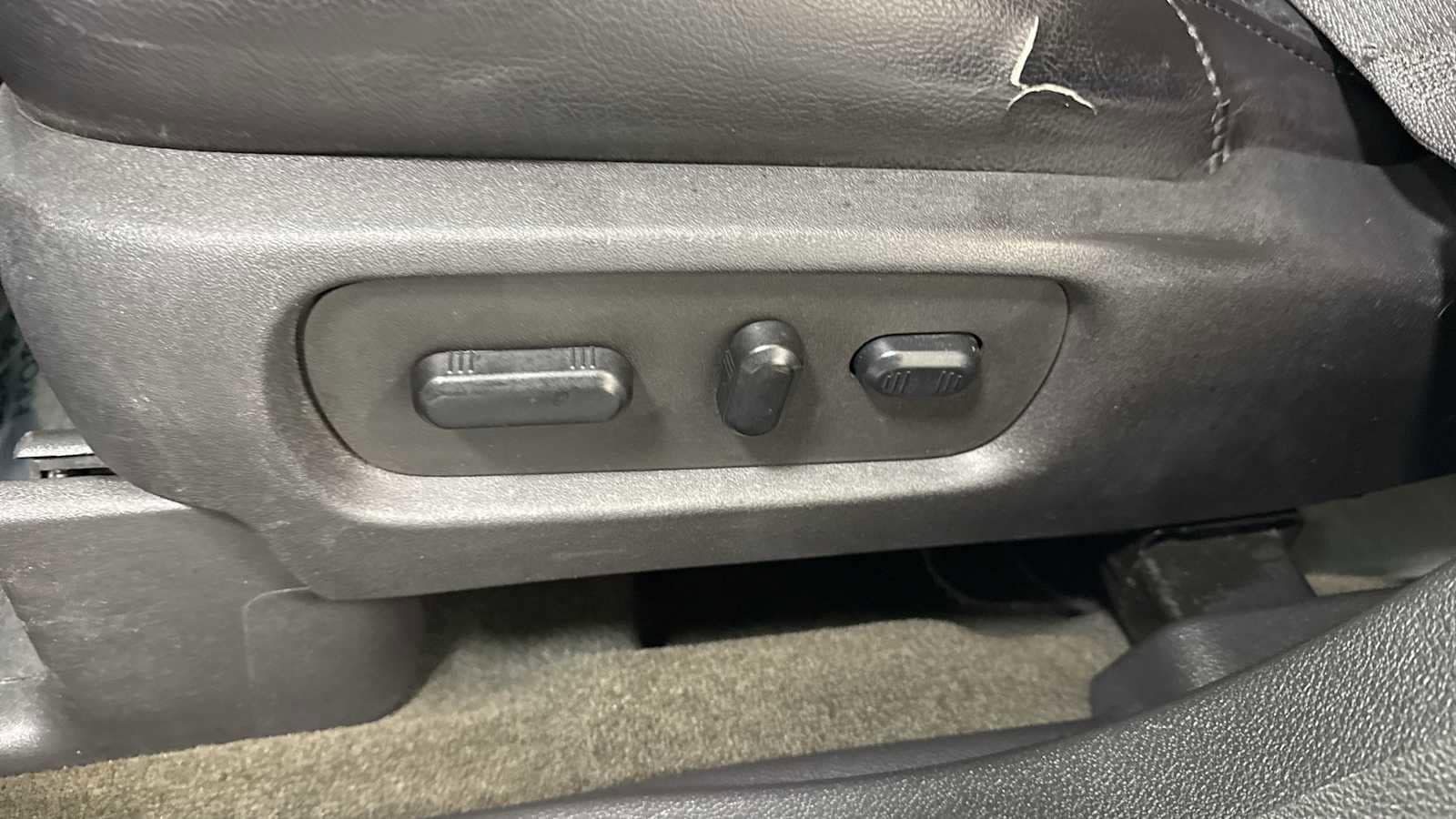 Thumbnail: 2013 Ford Explorer - 14