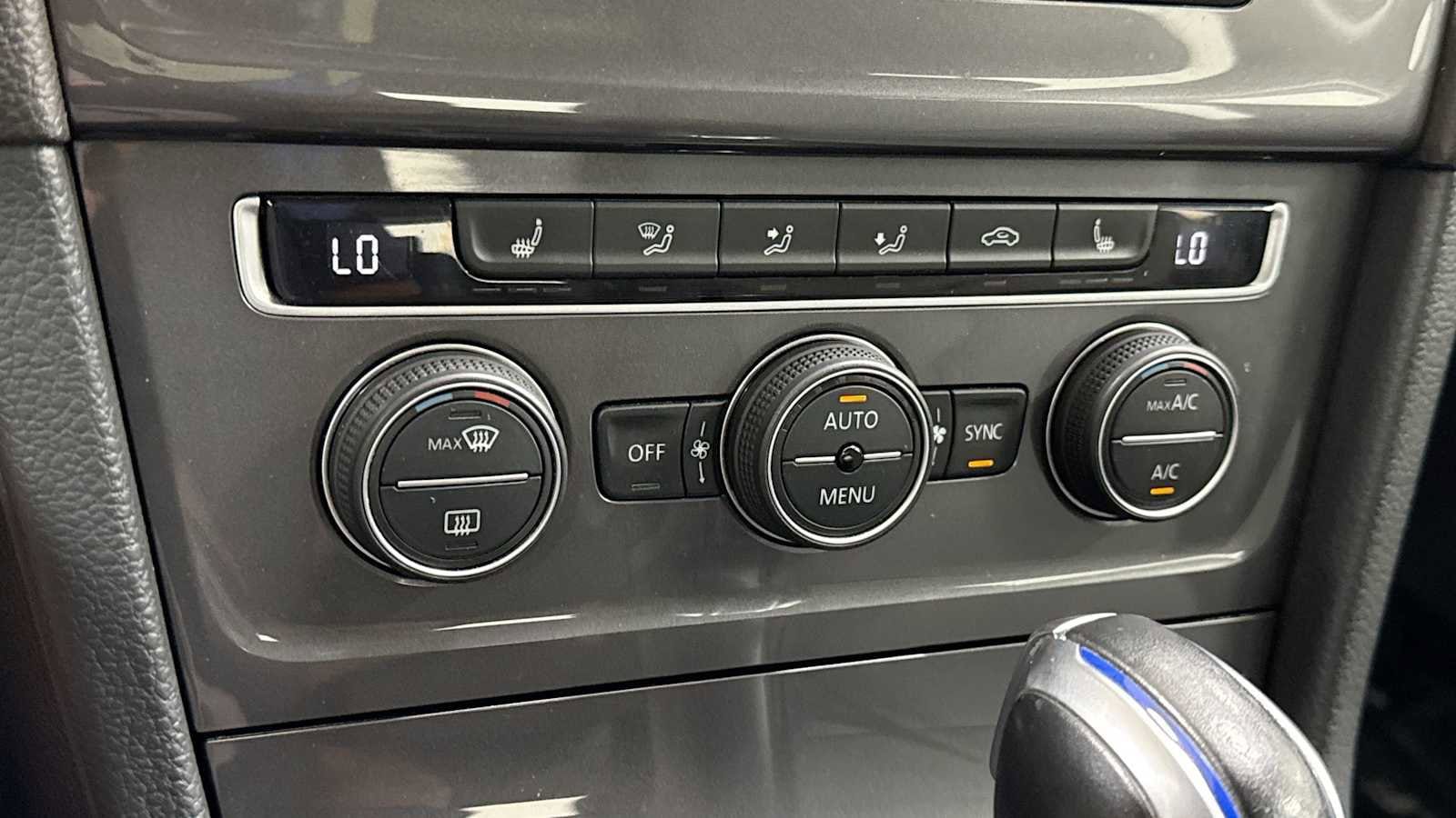 Thumbnail: 2016 Volkswagen e-Golf - 20