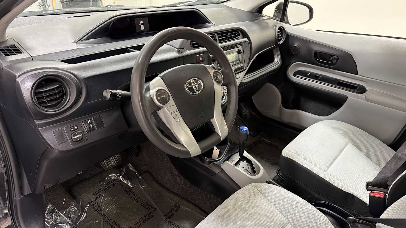 Thumbnail: 2014 Toyota Prius c - 12