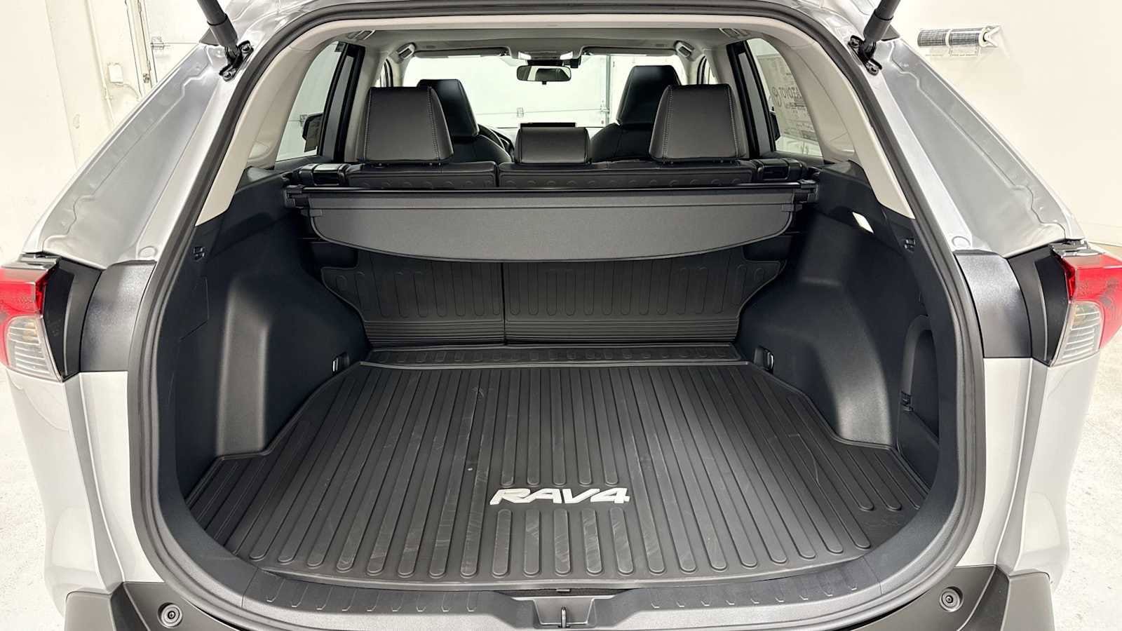 Thumbnail: 2025 Toyota RAV4 - 28