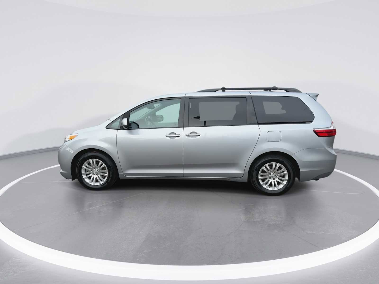 Thumbnail: 2017 Toyota Sienna - 5