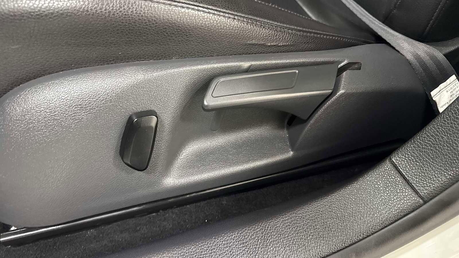 Thumbnail: 2011 Volkswagen Jetta - 14