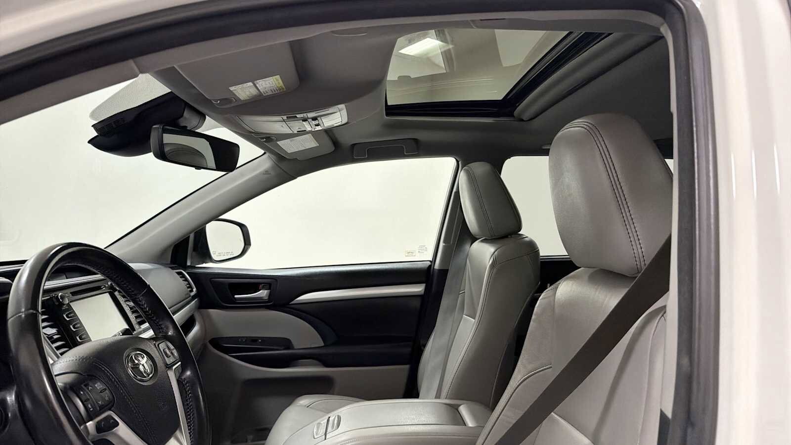 Thumbnail: 2017 Toyota Highlander - 23