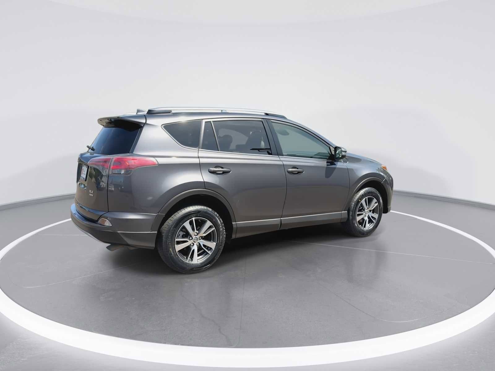 Thumbnail: 2018 Toyota RAV4 - 8