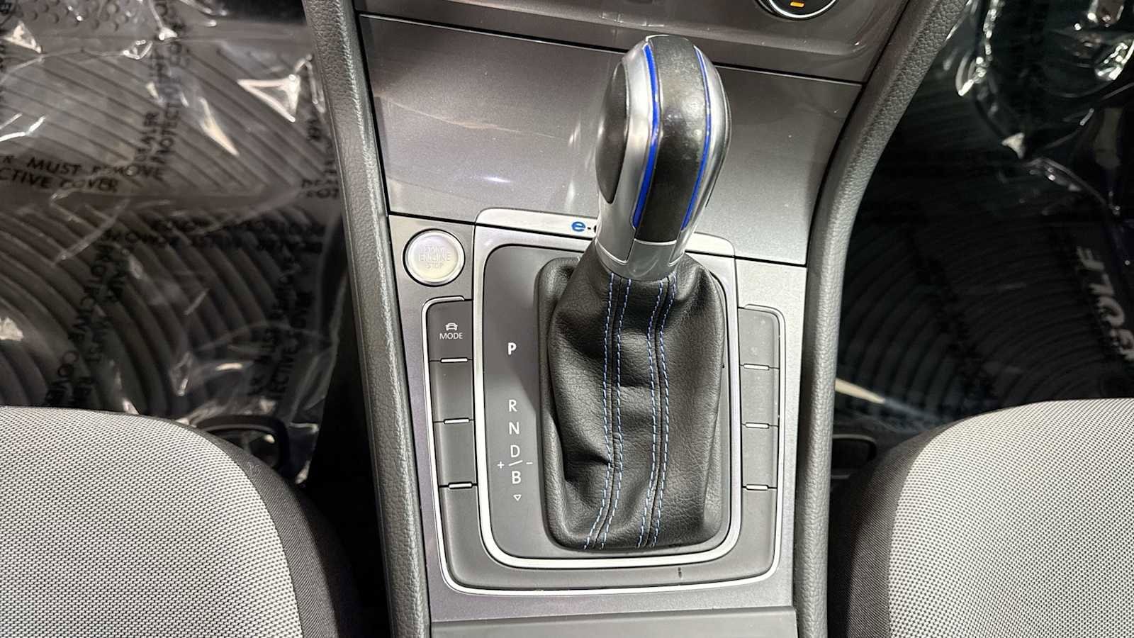 Thumbnail: 2016 Volkswagen e-Golf - 21