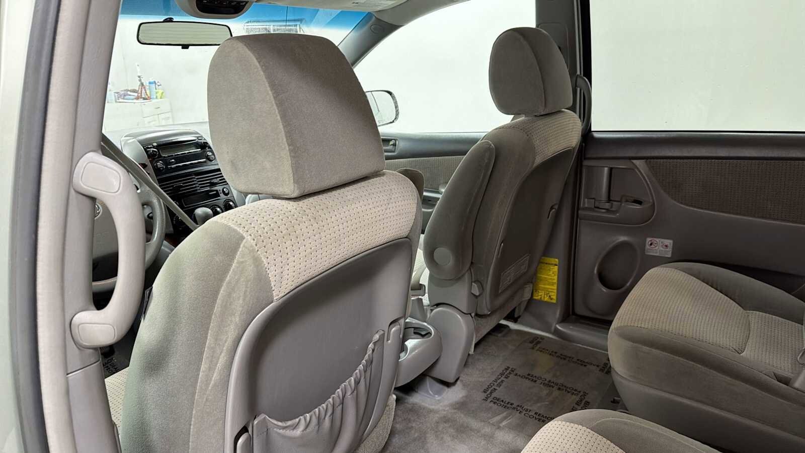 Thumbnail: 2010 Toyota Sienna - 24