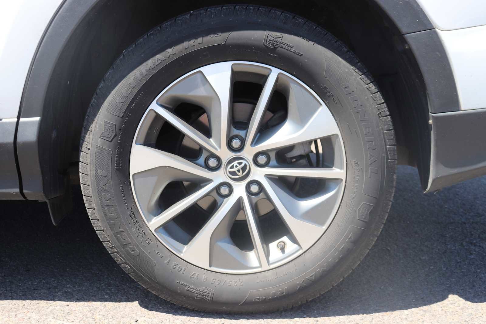 Thumbnail: 2018 Toyota RAV4 - 9