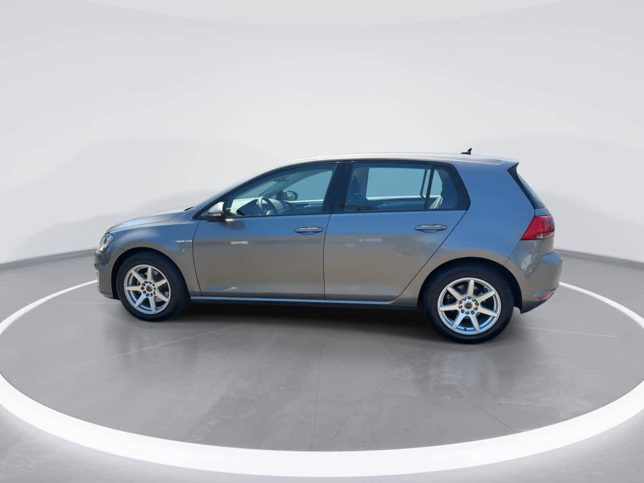 Thumbnail: 2016 Volkswagen e-Golf - 5