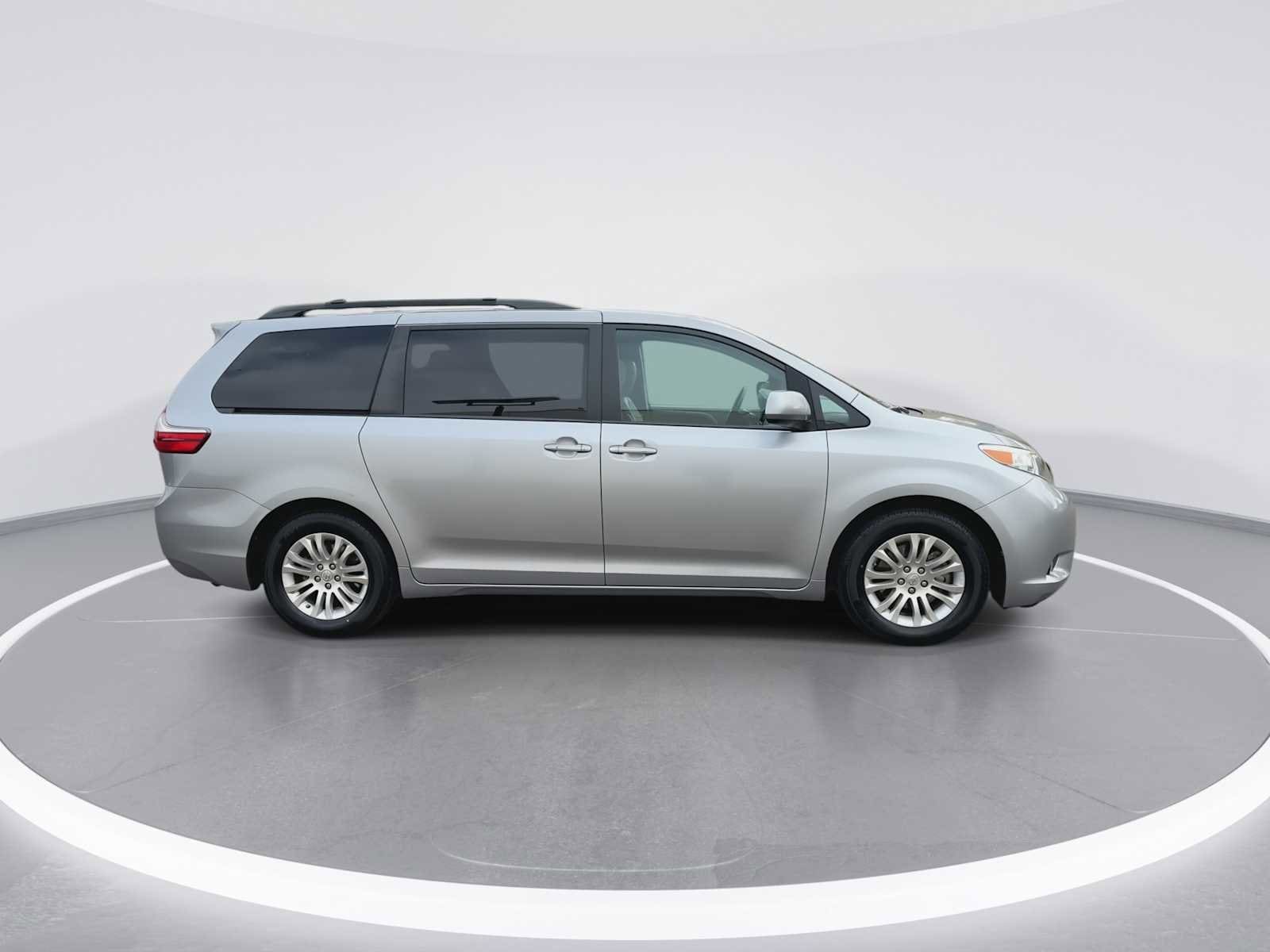 Thumbnail: 2017 Toyota Sienna - 9