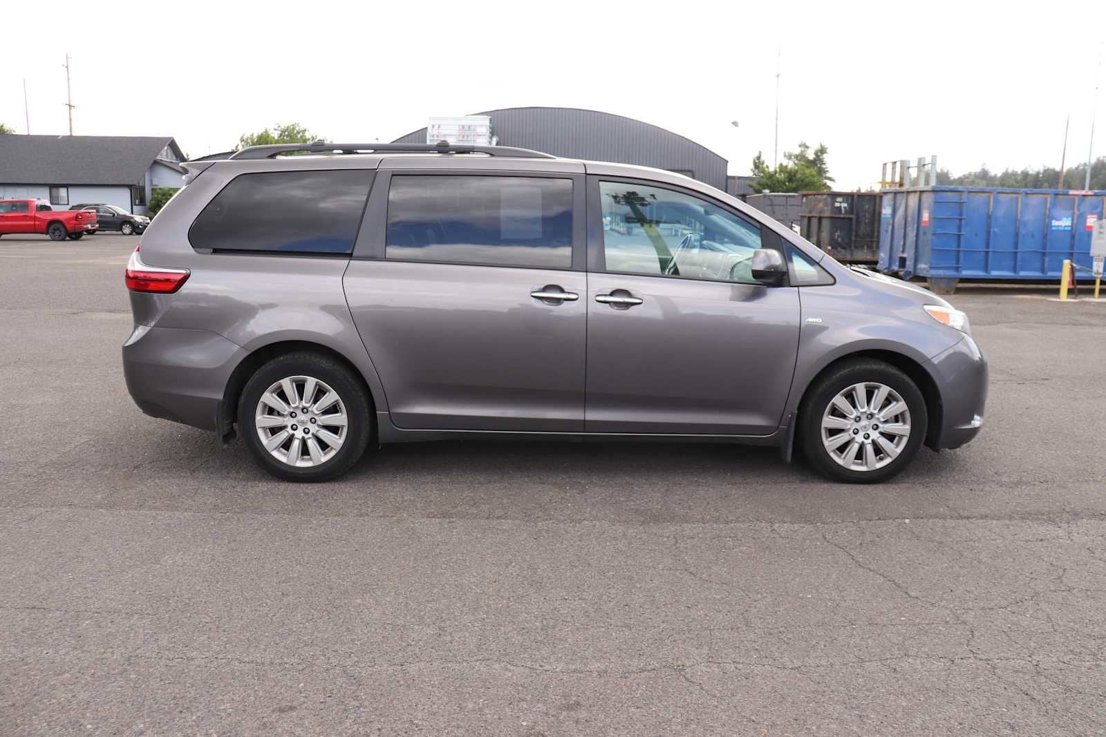 Thumbnail: 2016 Toyota Sienna - 4