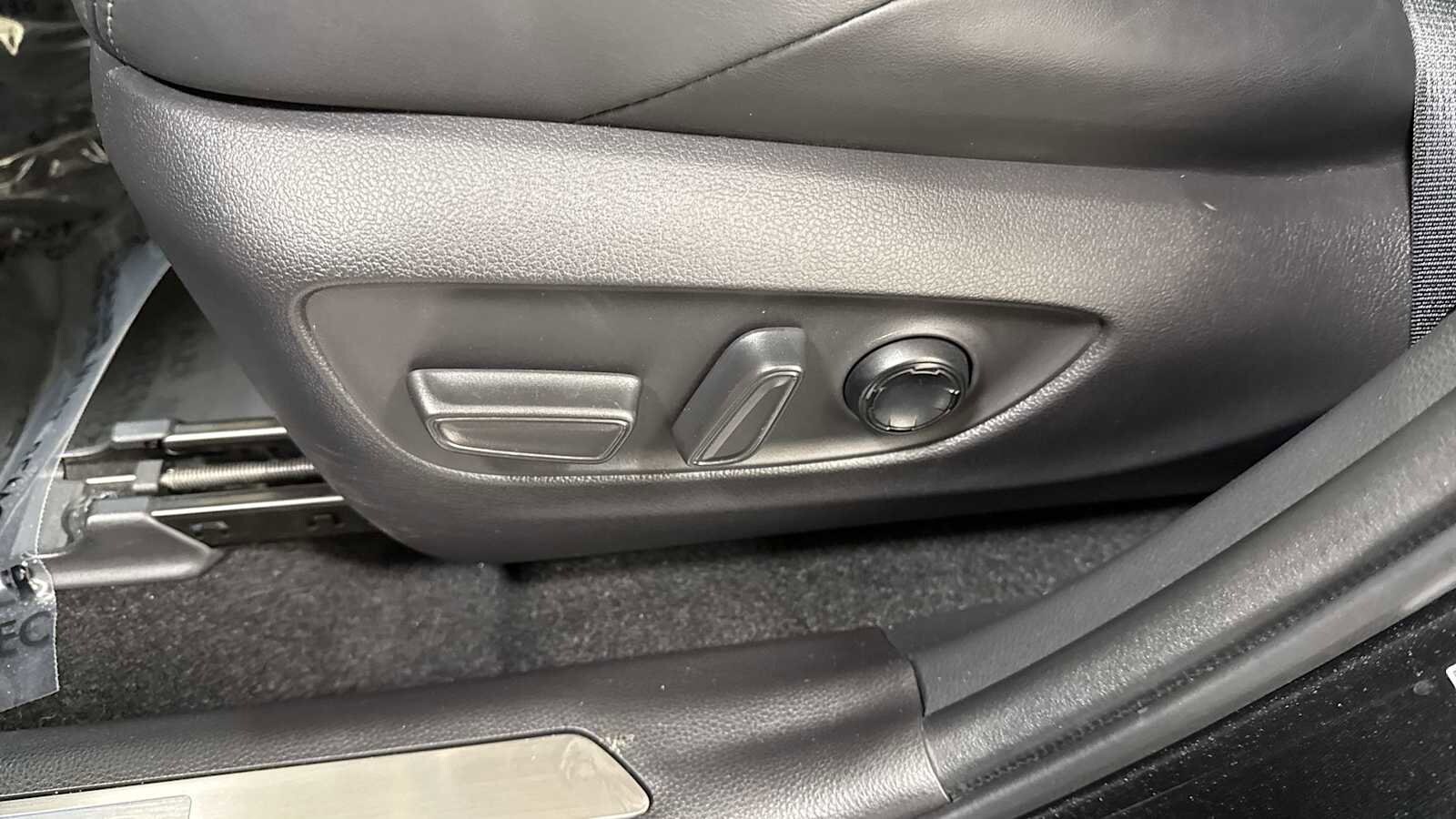 Thumbnail: 2022 Toyota Venza - 14