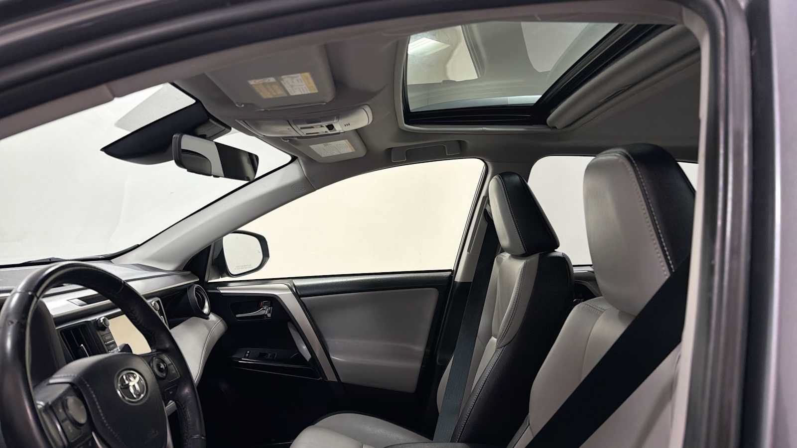 Thumbnail: 2018 Toyota RAV4 - 24