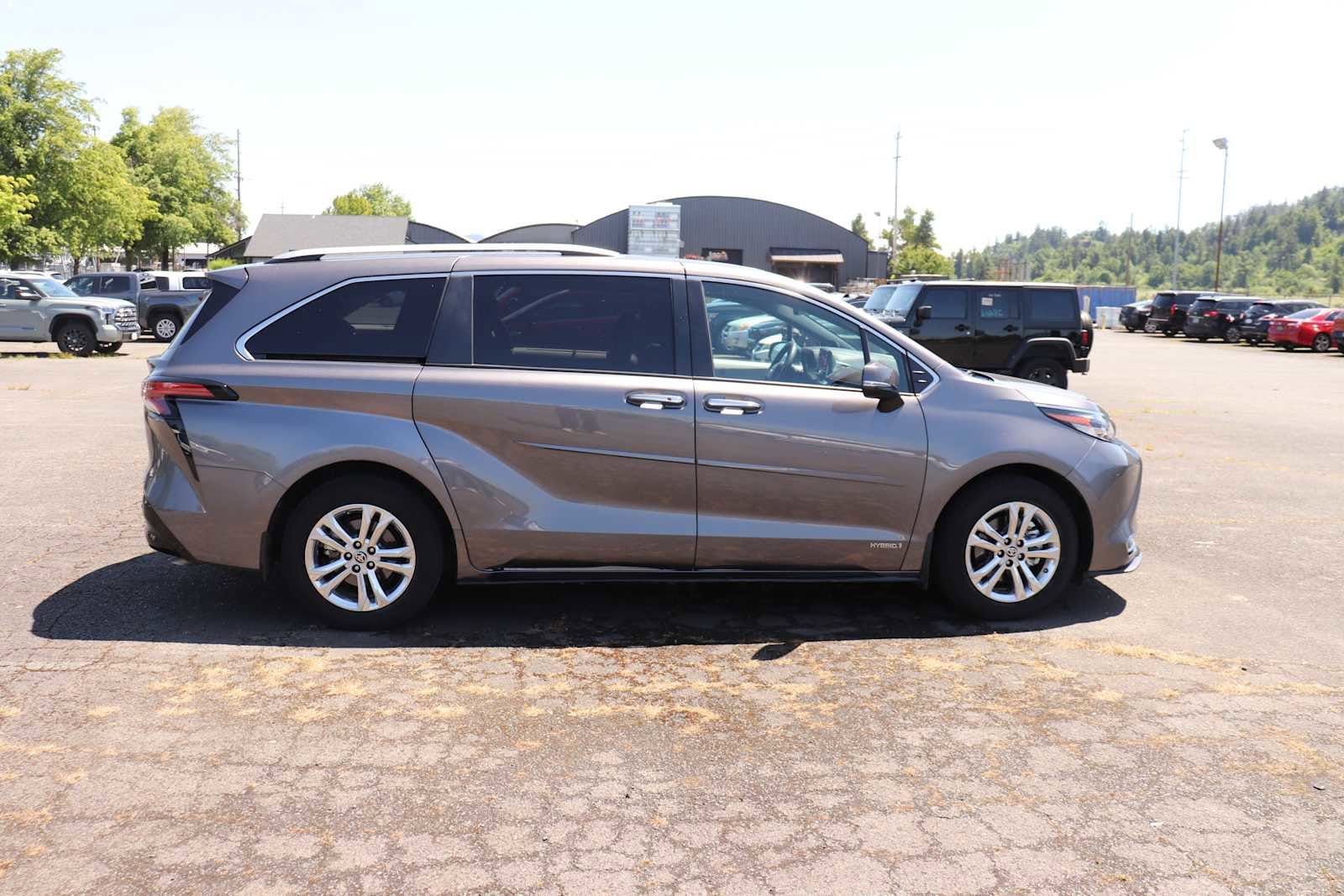 Thumbnail: 2021 Toyota Sienna - 4