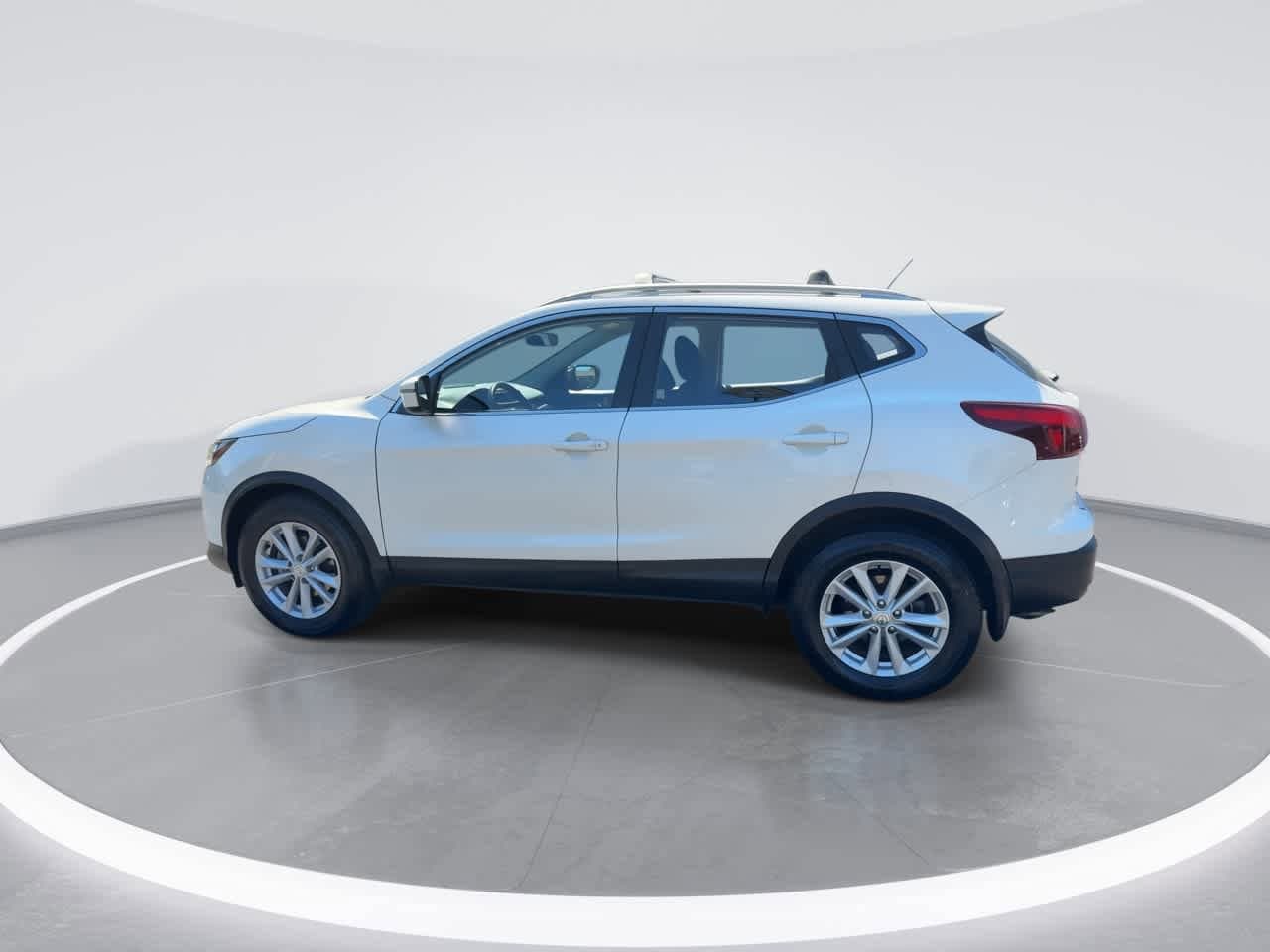 Thumbnail: 2017 Nissan Rogue Sport - 5