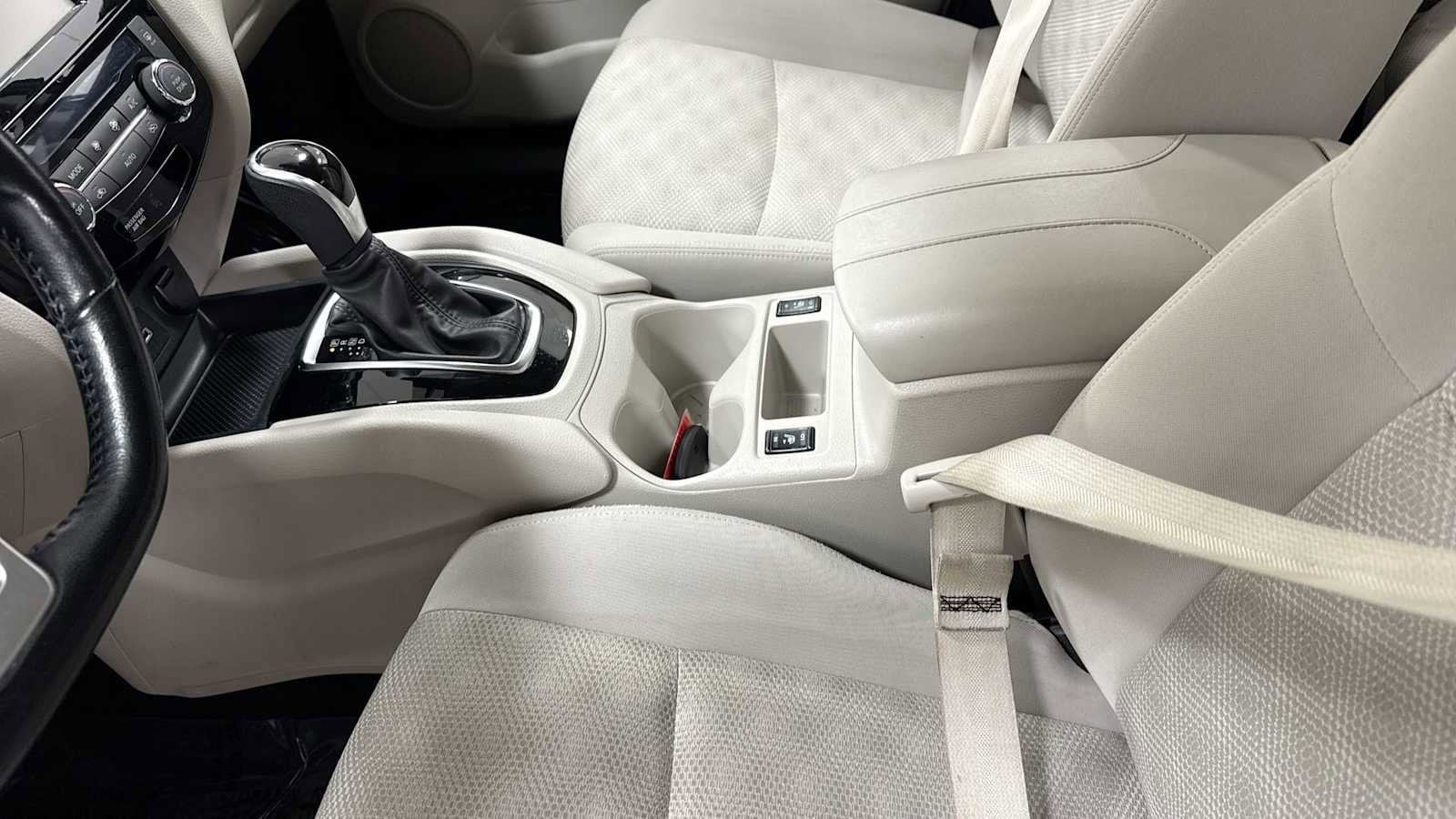 Thumbnail: 2022 Nissan Rogue Sport - 22