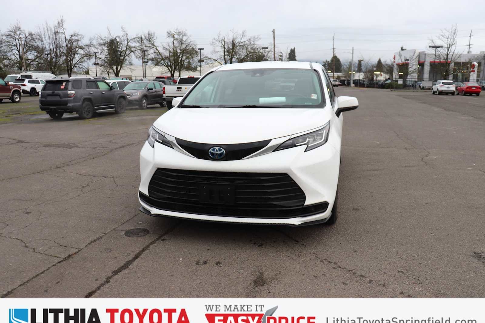 2023 Toyota Sienna LE's photo