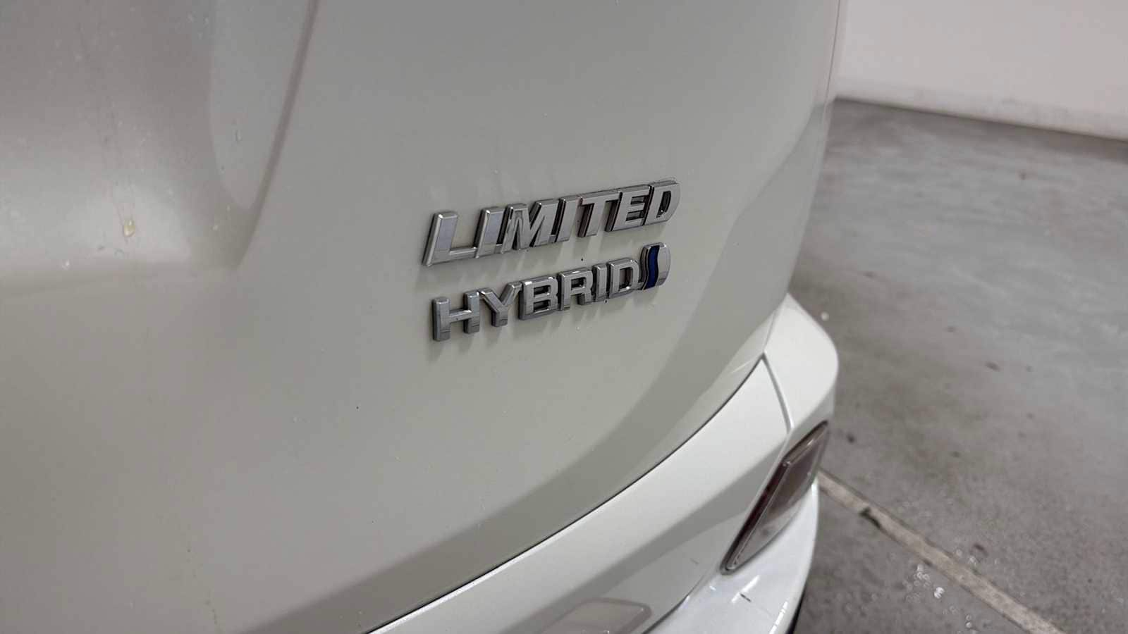 Thumbnail: 2017 Toyota RAV4 - 29