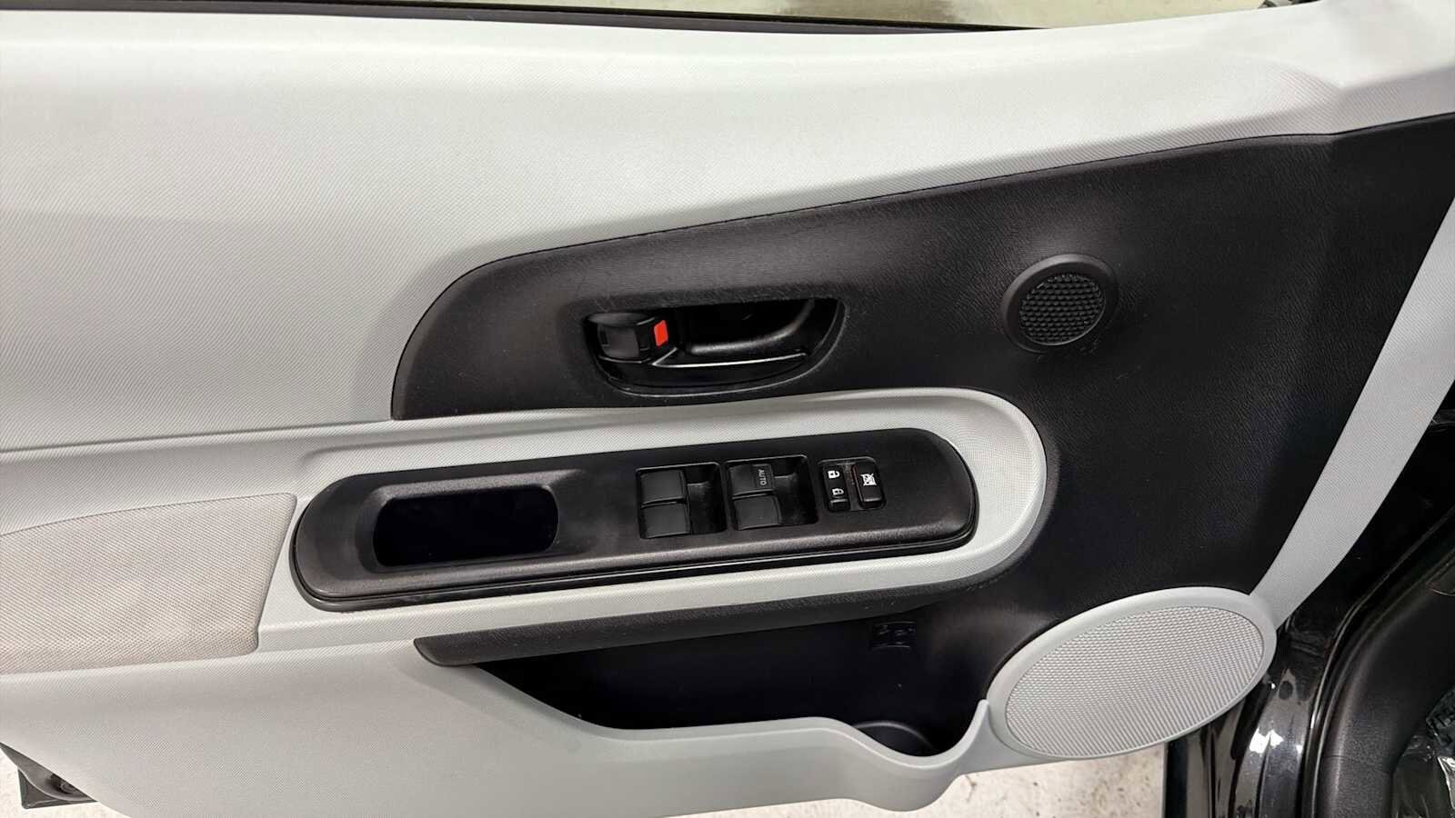 Thumbnail: 2014 Toyota Prius c - 15