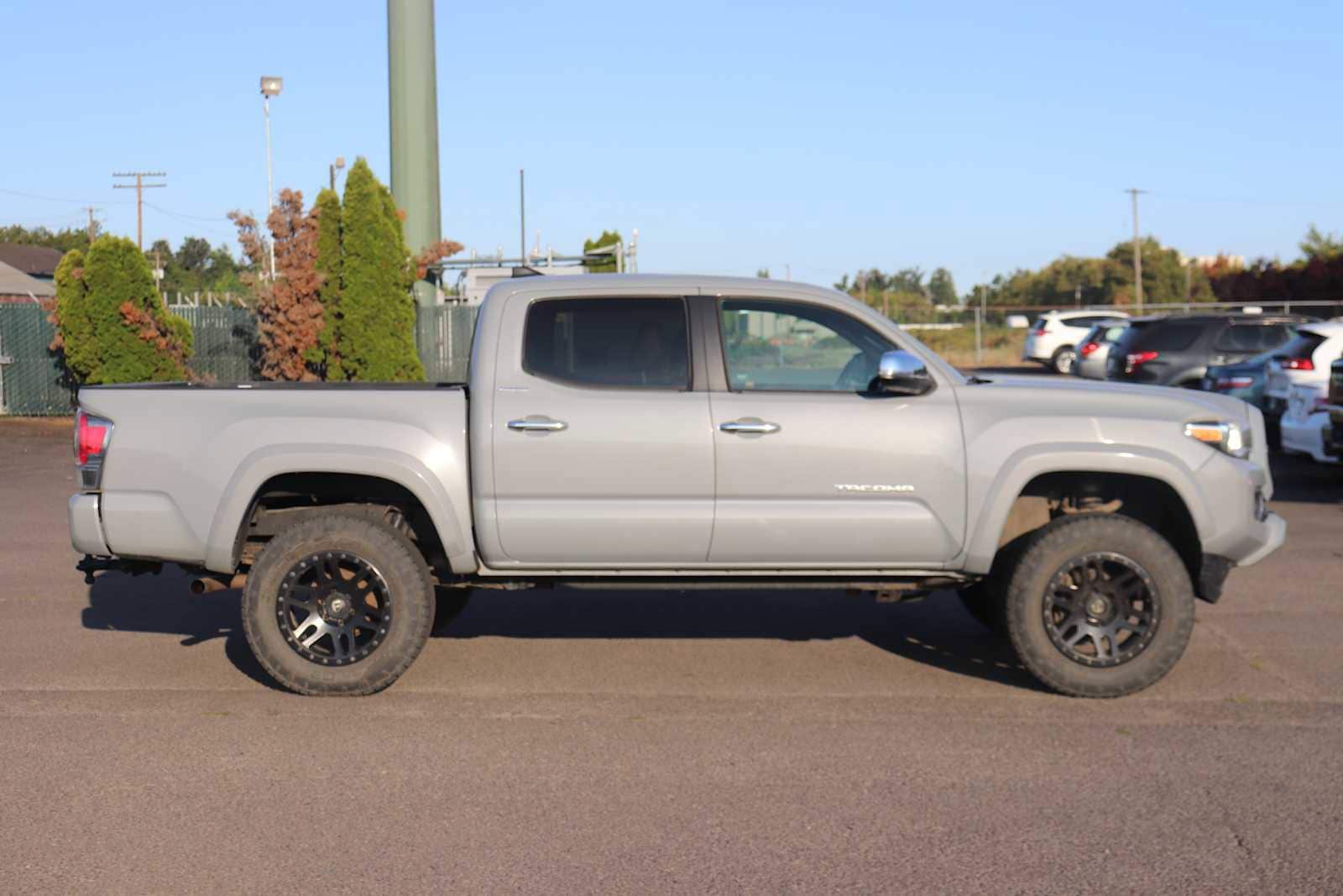 Thumbnail: 2018 Toyota Tacoma - 4