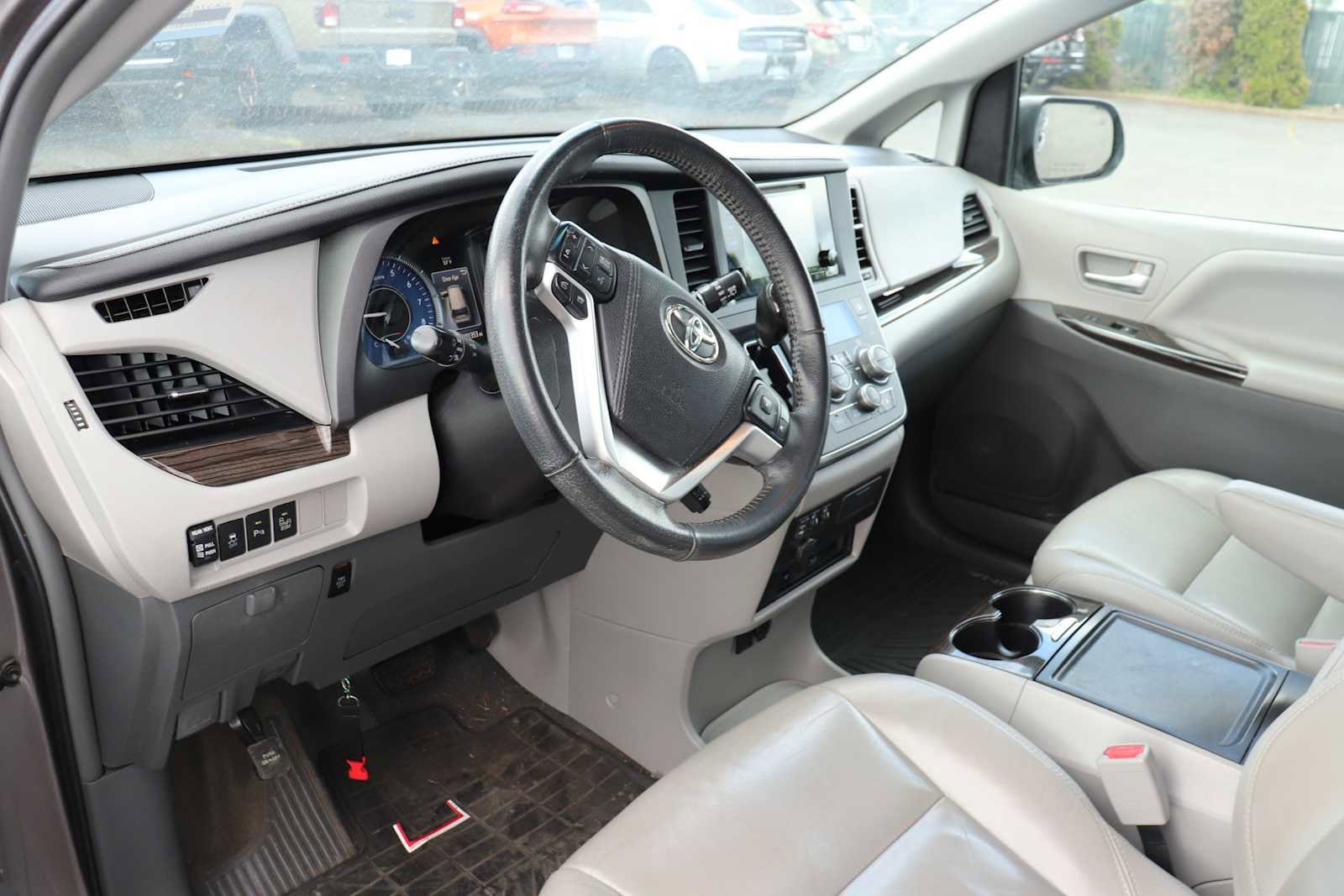 Thumbnail: 2016 Toyota Sienna - 10