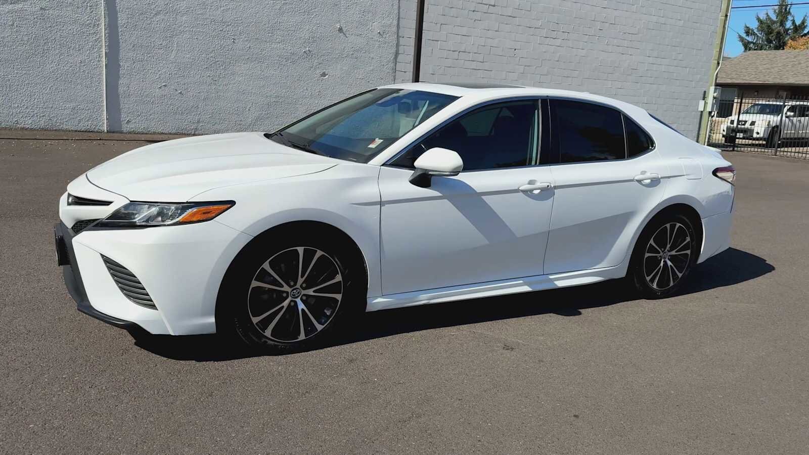 2019 Toyota Camry SE photo 4
