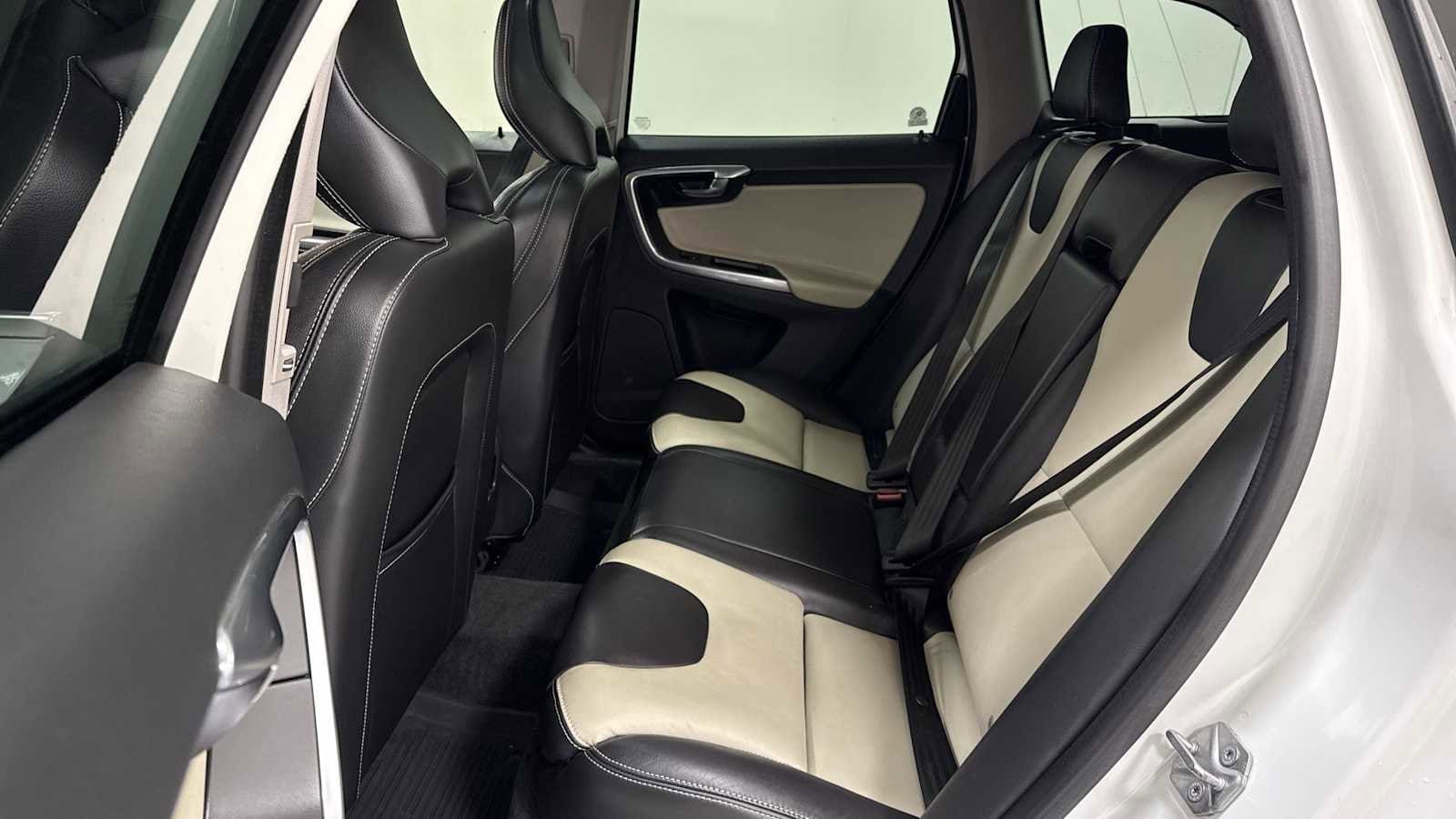 Thumbnail: 2017 Volvo XC60 - 25