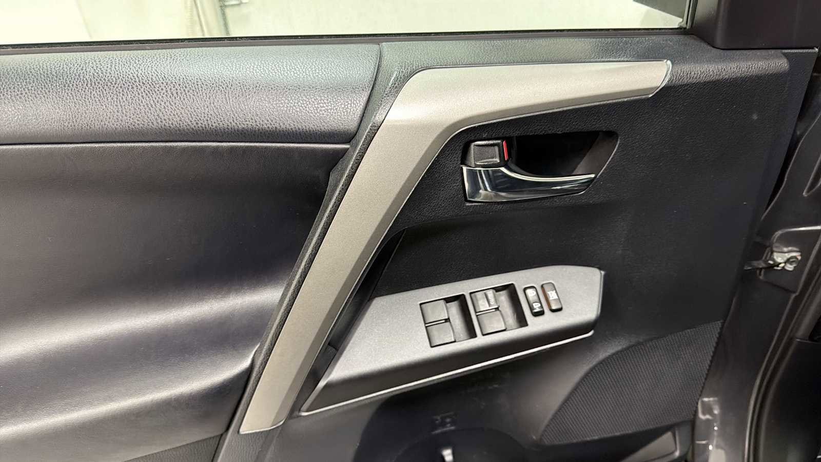 Thumbnail: 2017 Toyota RAV4 - 15