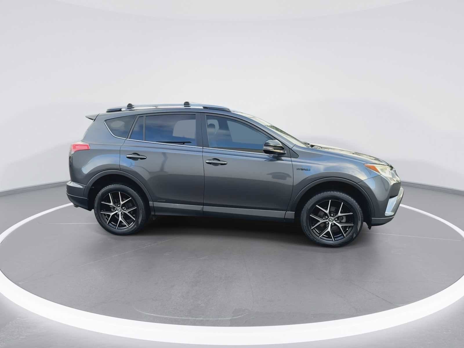 Thumbnail: 2017 Toyota RAV4 - 9
