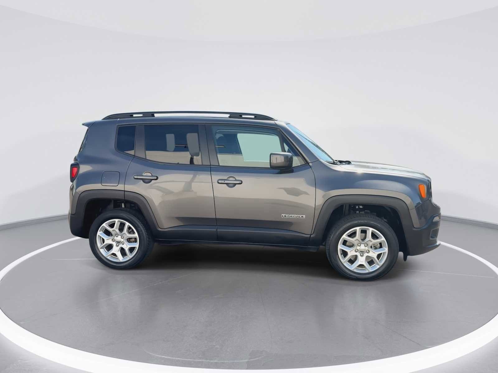 Thumbnail: 2017 Jeep Renegade - 9