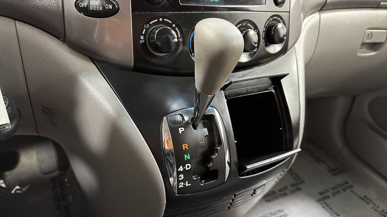 Thumbnail: 2010 Toyota Sienna - 20