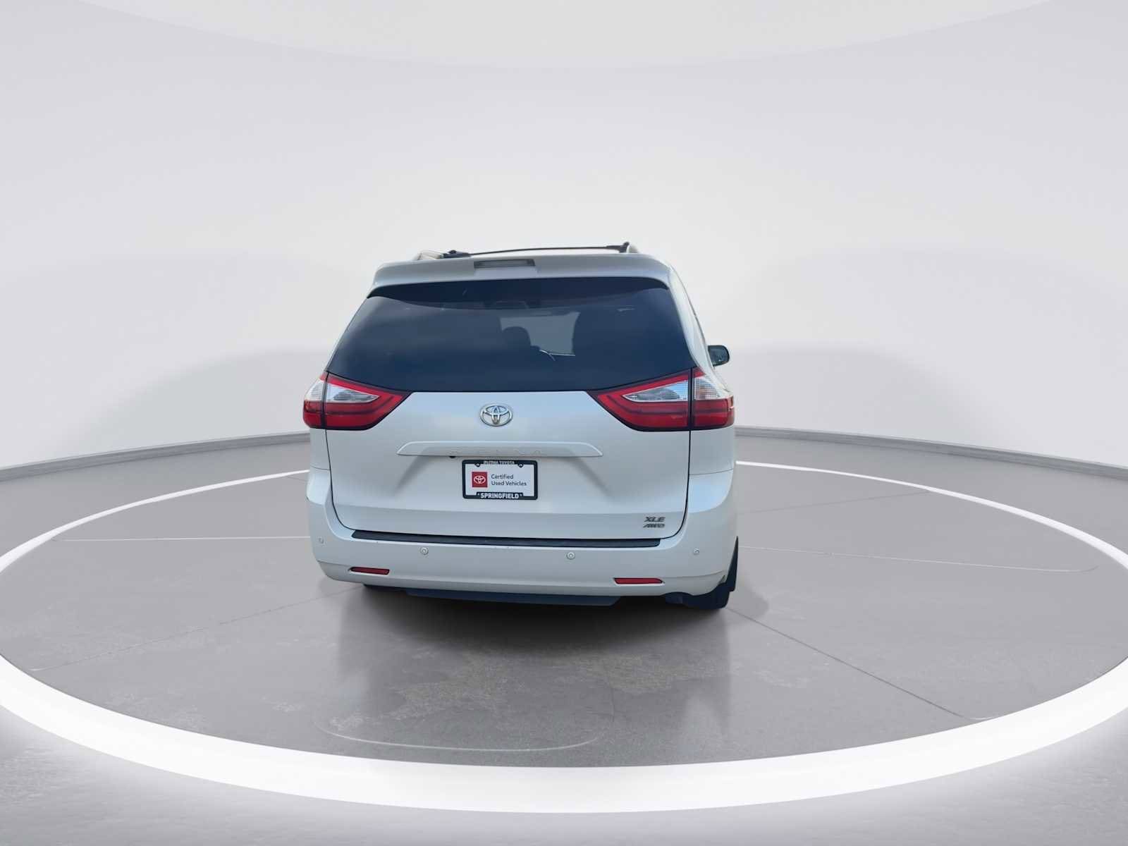 Thumbnail: 2017 Toyota Sienna - 7