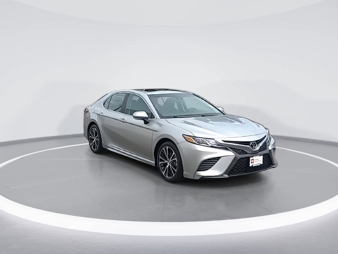 2018 Toyota Camry SE photo 2