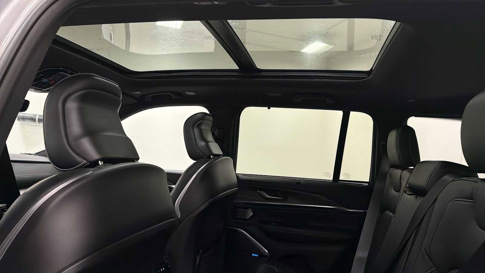 Thumbnail: 2022 Jeep Grand Cherokee - 24