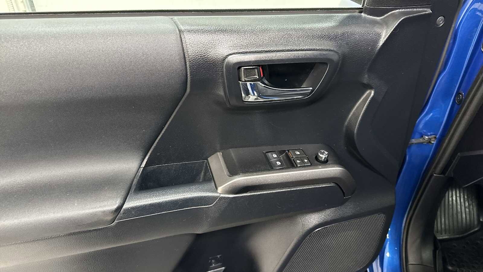 Thumbnail: 2018 Toyota Tacoma - 15